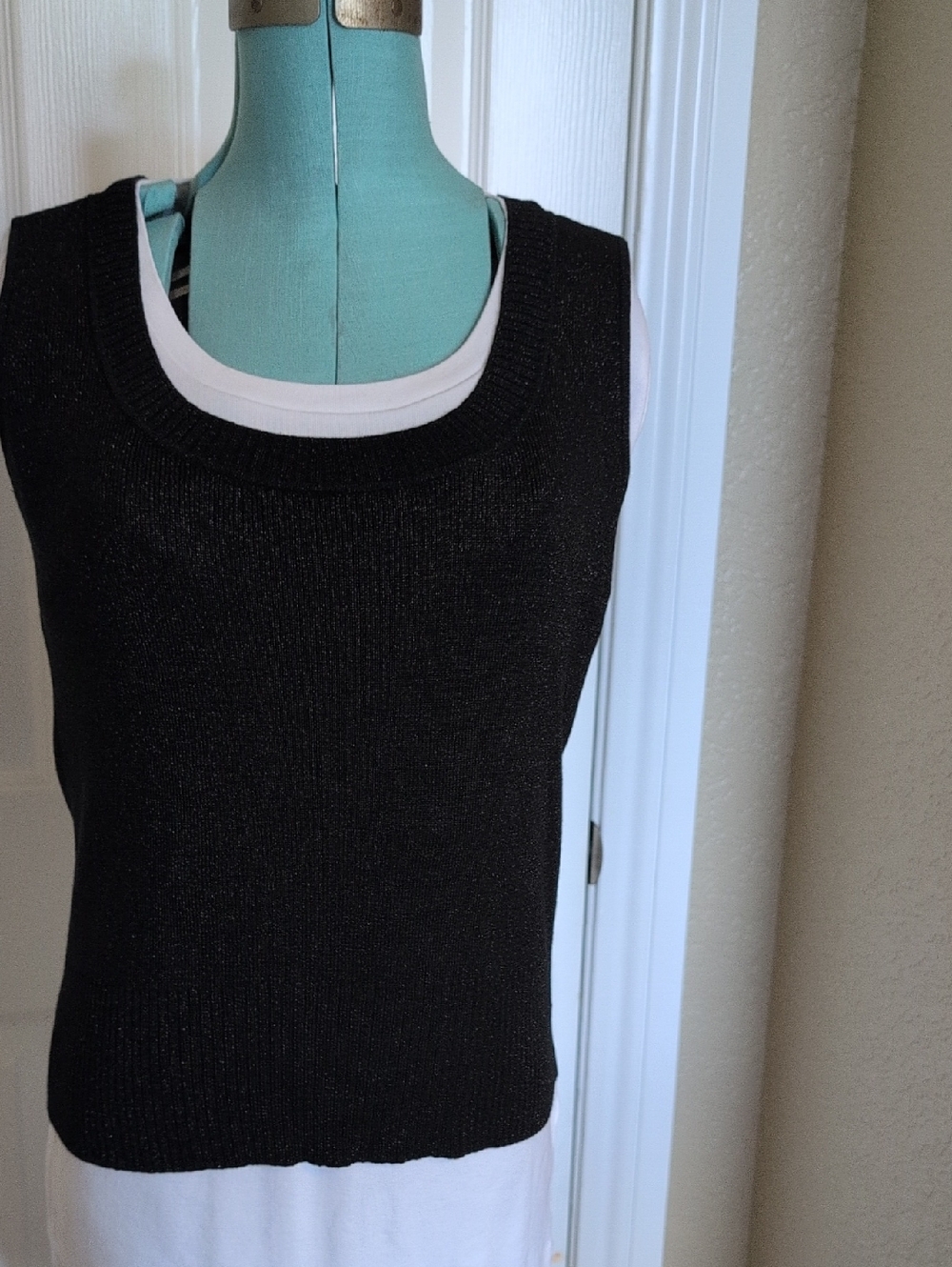 EVIE Silk blend Black Sleeveless Scoop Neck Knit Top